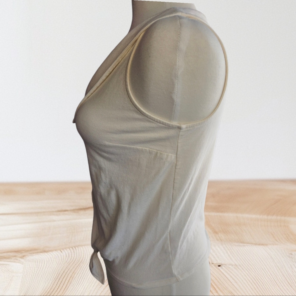 Women's White Sleeveless Collared Top - Picture 3 of 7